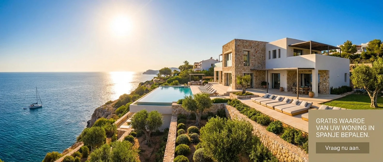 Breed panorama van waarde van uw woning in spanje bepalen gratis, sfeervolle weergave van een luxe villa met zeezicht onder een stralende Spaanse zon, uitnodigende compositie, professionele fotografie