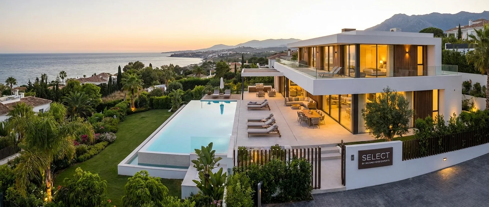 Large panorama d'une villa de luxe sur la Costa del Sol, aperçu attrayant des propriétés sélectionnées par un expert en résidences secondaires, photographie professionnelle.